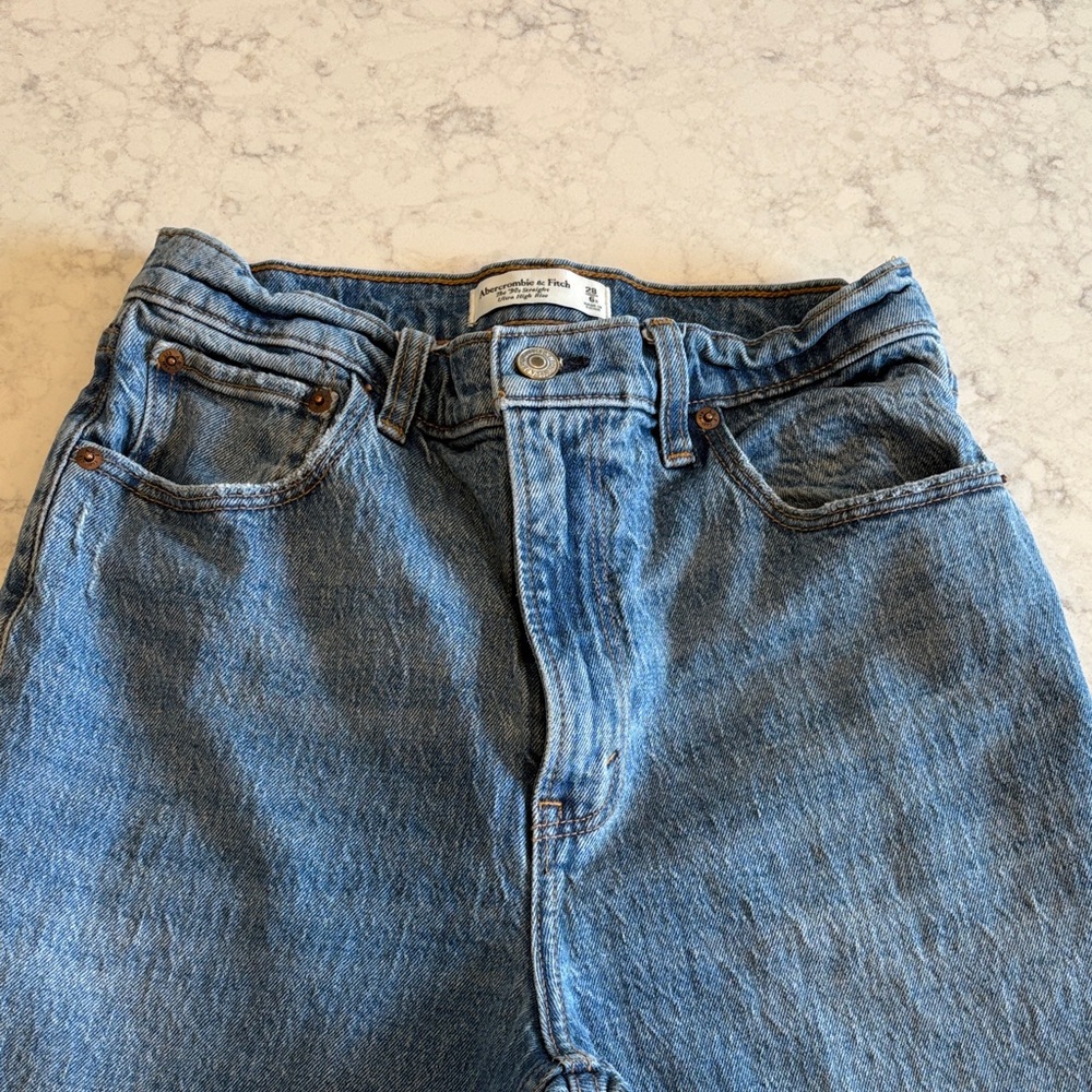 Abercrombie very high rise 90s straight jean size 28